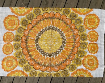 1 skandinavisk vintage brun/orange/gul solblomstyg handritat gardintyg i hippiestil tryckt retrotyg 90 x 137 cm.