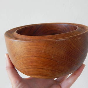 Puede incluir: Un taz&oacute;n de madera con un acabado de veta de madera natural. El taz&oacute;n est&aacute; hecho de dos piezas, una anidada dentro de la otra.