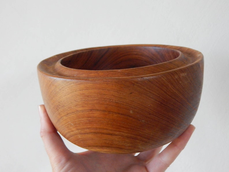 Puede incluir: Un taz&oacute;n de madera con un acabado de veta de madera natural. El taz&oacute;n est&aacute; hecho de dos piezas, una anidada dentro de la otra.