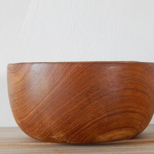 Puede incluir: Un taz&oacute;n de madera con un acabado marr&oacute;n natural. El taz&oacute;n est&aacute; hecho de madera con un patr&oacute;n de veta.