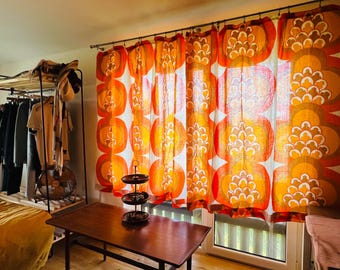 Set med 3 skandinaviska vintage orange/gula enorma blomgardiner tryckt retrotyg textil, 1970-talet (123 x 154 cm)