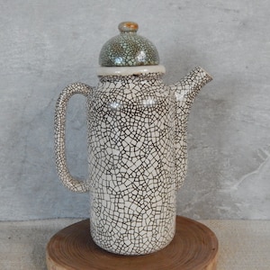Tartu ARS Estonian Vintage Ceramic Art Kleinere koffiepot beige/bruine kleur met groenachtig deksel jaren 80