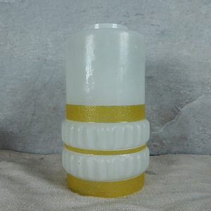 Een vintage gekleurde glazen hanglamp plafondlamp vintage glazen lampenkap hanger retro jaren 1980