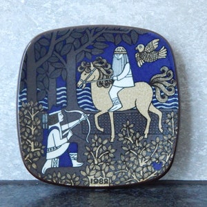 Arabia of Finland Annual plate Decorative Plate Designed by Raija Uosikkinen Stoneware  1982s