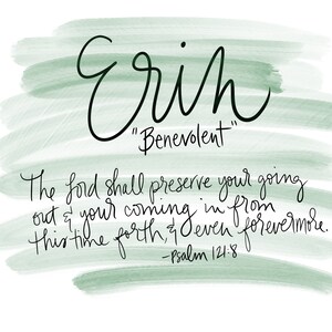 Op de afbeelding: Een groene aquarel achtergrond met de naam "Erih" geschreven in zwarte cursieve letters. Het woord "Benevolent" staat tussen aanhalingstekens onder de naam. De tekst "The Lord shall preserve your going out & your coming in from this time forth, & even forevermore. -Psalm 121:8" is geschreven in zwarte cursieve letters onder de naam.