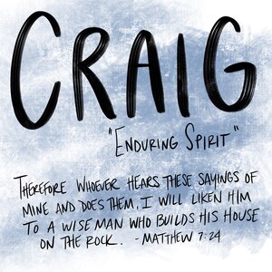 Op de afbeelding: Een blauwe aquarel achtergrond met de naam Craig in het zwart geschreven. De tekst "Enduring Spirit" staat onder de naam. Een Bijbelvers staat onder de tekst: "Daarom, wie deze woorden van mij hoort en ze doet, is gelijk aan een verstandig man, die zijn huis op de rots heeft gebouwd. - Matthe&uuml;s 7:24"
