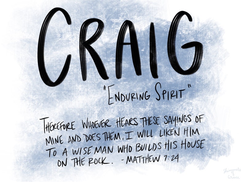 Op de afbeelding: Een blauwe aquarel achtergrond met de naam Craig in het zwart geschreven. De tekst "Enduring Spirit" staat onder de naam. Een Bijbelvers staat onder de tekst: "Daarom, wie deze woorden van mij hoort en ze doet, is gelijk aan een verstandig man, die zijn huis op de rots heeft gebouwd. - Matthe&uuml;s 7:24"