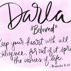 Op de afbeelding: Een roze aquarel achtergrond met zwarte kalligrafie die "Darla" "Geliefde" "Bewaar je hart met alle ijver, want daaruit ontspringen de bronnen van het leven." -Spreuken 4:23