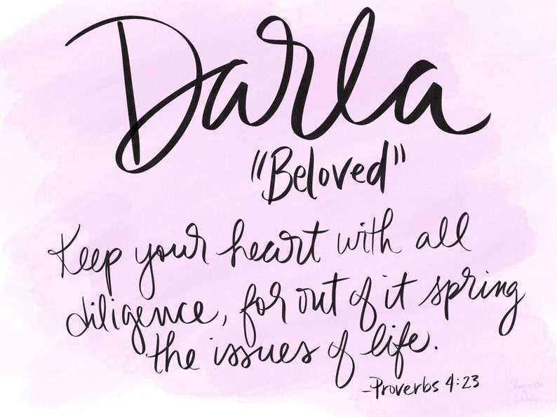 Op de afbeelding: Een roze aquarel achtergrond met zwarte kalligrafie die "Darla" "Geliefde" "Bewaar je hart met alle ijver, want daaruit ontspringen de bronnen van het leven." -Spreuken 4:23