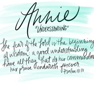 Op de afbeelding: Een turquoise aquarel achtergrond met de naam "Annie" geschreven in zwarte cursieve letters. De tekst "UNDERSTANDING" staat onder de naam. Een Bijbelvers staat in zwarte cursieve letters onder de naam: "De vreze des HEREN is het begin der wijsheid: een goed verstand hebben allen die zijn geboden doen: zijn lof blijft in eeuwigheid. Psalm 111:10."