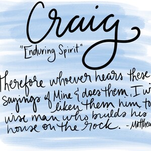 Op de afbeelding: Een blauwe aquarel achtergrond met de naam Craig geschreven in zwarte cursieve letters. De tekst "Enduring Spirit" staat onder de naam. Een Bijbelvers staat onder de naam en de tekst van de geest: "Want een ieder die deze mijn woorden hoort en ze doet, is gelijk aan een verstandig man, die zijn huis op de rots heeft gebouwd. - Matthe&uuml;s 7:24"