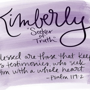 Op de afbeelding: Paarse aquarel achtergrond met de naam Kimberly geschreven in zwarte cursieve letters. Onder de naam staat de tekst "Seeker of Truth" in zwarte cursieve letters. Daaronder een citaat uit Psalm 119:2: "Blessed are those that keep His testimonies, who seek Him with a whole heart."