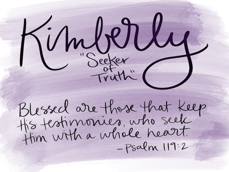 Op de afbeelding: Paarse aquarel achtergrond met de naam Kimberly geschreven in zwarte cursieve letters. Onder de naam staat de tekst "Seeker of Truth" in zwarte cursieve letters. Daaronder een citaat uit Psalm 119:2: "Blessed are those that keep His testimonies, who seek Him with a whole heart."