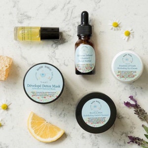 Facial Care Kit | Spa Gift Box with Organic  Scrub, Face Mask, Facial Serum, Organic Eye Cream, & Eye Serum | Gift for Her, Host Gift