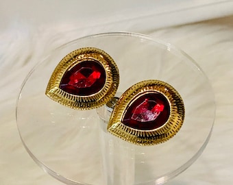 Vintage Sarah Coventry Gold Tone Tear Drop Red Crystal Clip On Earrings