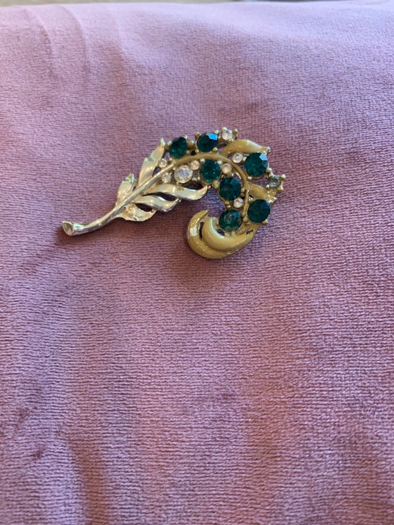 Vintage Faux Emerald and Rhinestone Brooch Pin Le… - image 5