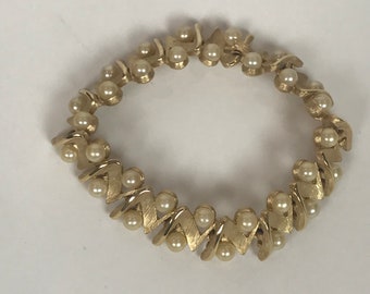 Vintage Napier Faux Pearl and Gold Tone Bracelet