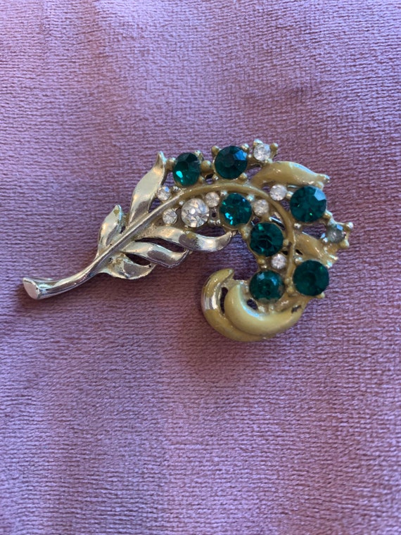 Vintage Faux Emerald and Rhinestone Brooch Pin Le… - image 4