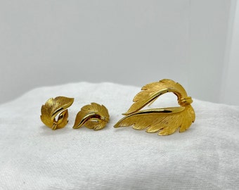 Vintage J.J. Gold Tone Leaf Design Clip-On Earrings and Pin Brooch Set