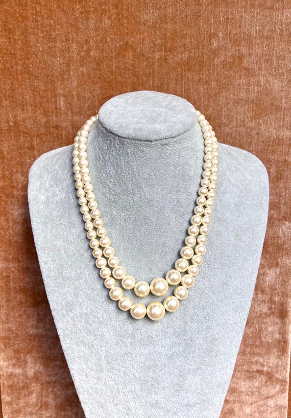 DOUBLE STRAND OF FAUX PEARLS VTG 1950’s PEARLS ON CLASP (SOUND FAMILIAR?)