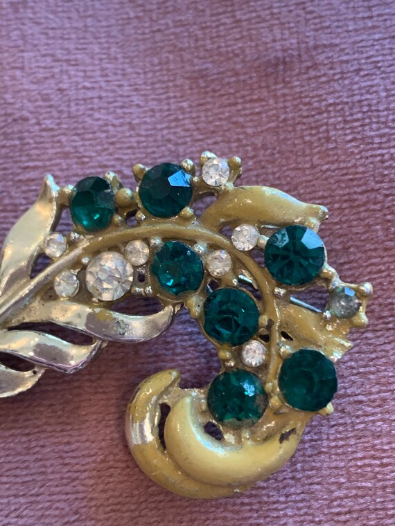 Vintage Faux Emerald and Rhinestone Brooch Pin Le… - image 2