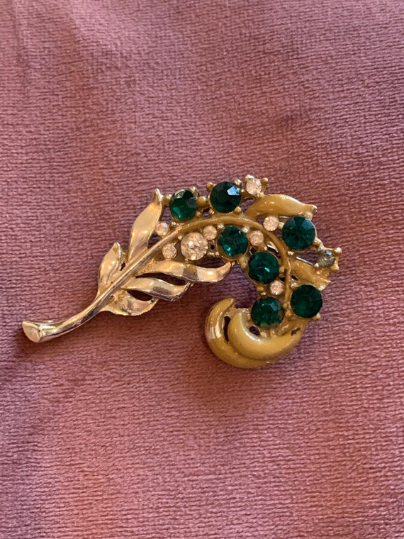 Vintage Faux Emerald and Rhinestone Brooch Pin Le… - image 1
