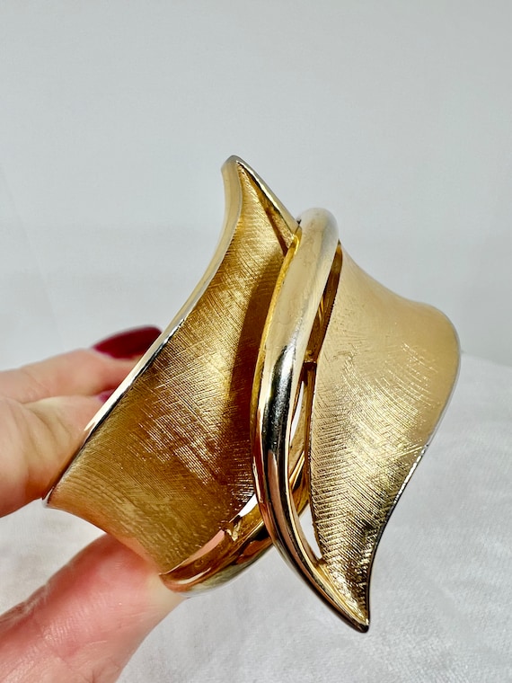 Vintage Trifari Gold Tone Hinged Cuff Bracelet - image 3