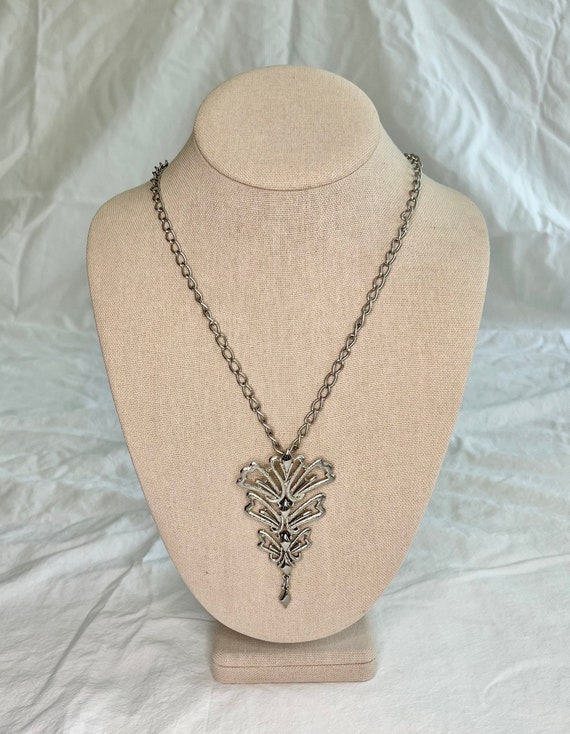 Vintage Lisner Silver Tone Ornate Pendant Necklace