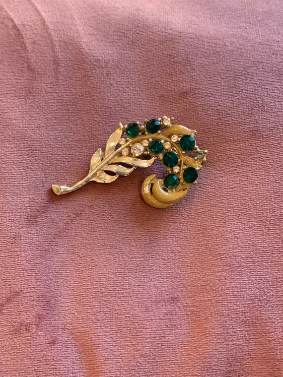 Vintage Faux Emerald and Rhinestone Brooch Pin Le… - image 3