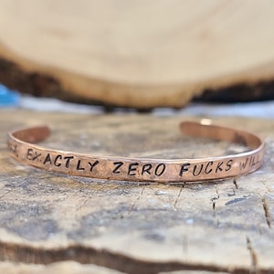 Vandaag wordt Exactly Zero Fucks gegeven: koperen of messing-gouden Cuss-manchet. vloekende, stapelbare volwassen armband