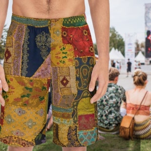 Op de afbeelding: Patchwork shorts met een kleurrijk, multi-patroon ontwerp. De stof is een mix van verschillende texturen en kleuren, waaronder geel, rood, blauw en groen.