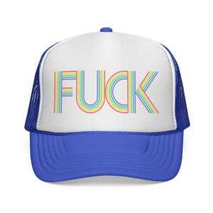 Könnte beinhalten: Blau-weiße Trucker-Cap mit dem Wort "FUCK" in regenbogenfarbenen Blockbuchstaben auf der Vorderseite. Die Kappe hat einen blauen Schirm und eine weiße Frontplatte mit blauem Mesh-Rücken.