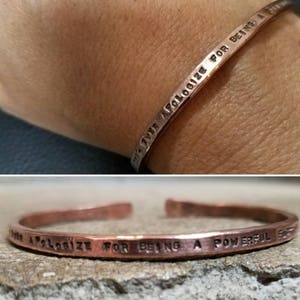 Puede incluir: Una pulsera de cobre con la inscripción "No me disculpo por ser un alma poderosa".