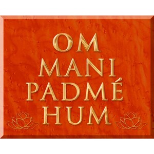 Om Mani Padme Hum. Il Mantra d'Oro su un magnifico acero Birdseye tinto. Opera d'arte stampata su carta fotografica di livello professionale
