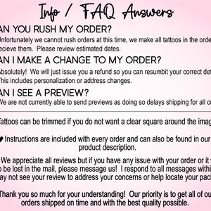K&ouml;nnte beinhalten: Eine rosa-wei&szlig;e Grafik mit dem Text "Info / FAQ Answers" oben. Der Text darunter enth&auml;lt Fragen und Antworten zur Bestellung von benutzerdefinierten Tattoos, einschlie&szlig;lich Informationen &uuml;ber die Eile bei Bestellungen, &Auml;nderungen an Bestellungen und die Vorschau von Designs. Der Text enth&auml;lt auch Informationen &uuml;ber das Zuschneiden von Tattoos und einen Hinweis auf Kundenbewertungen.