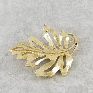 Vintage Gold tone Maple Leaf Brooch Jewellery