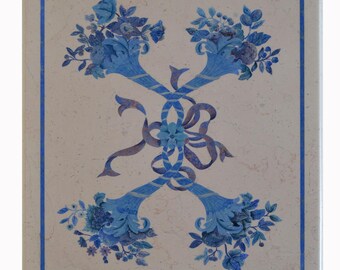 Tavolino salotto Marmo Beige Intarsio Blue, Base Ferro Battuto, Fatto a mano in Italia.