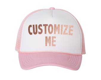 Texto personalizado ROSE ORO blanco en rosa espuma y malla ajustable Trucker sombrero Personalizar w oro rosa metálico fuente- novia o despedida de soltera sombrero