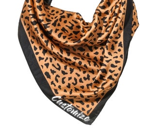 Aangepaste tekst Luipaard satijn sjaal, Animal Print zijdeachtige Bandana sjaal, gepersonaliseerde Leopard Print vierkante Bandana sjaal, Bachelorette gunst