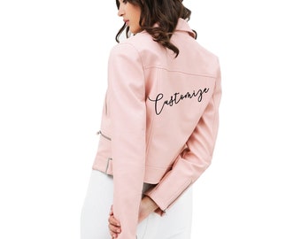 TEXTO PERSONALIZADO Chaqueta de cuero rosa- Personalice la chaqueta de cuero sintético Lt Pink Moto- Regalo para ella- Elija la fuente Buttery Soft Faux Leather Moto