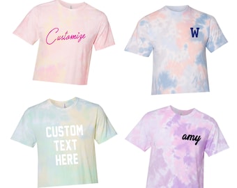 カスタマイズされたパステルタイダイクロップシャツ、パーソナライズされたタイダイ半袖Tシャツ、花嫁からの独身パーティーの記念品、女の子の週末シャツ
