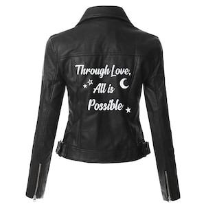 Grâce à l'amour, tout est possible SOUS LICENCE OFFICIELLE Veste en similicuir noire pour femme, Sarah J. Maas House of Earth et Blood Book Merch Apparel