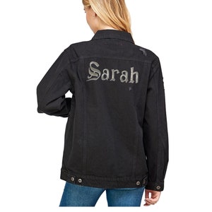 CUSTOM TEXT Übergroße schwarze Jeansjacke Vintage inspirierte und Distressed Oberbekleidung Jacke Distressed Custom Text Schwarze Jeansjacke