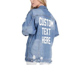 AANGEPASTE TEKST Lange Oversized Denim Jacket Mid-Wash Vintage Geïnspireerde en Distressed Outerwear Jacket Distressed Aangepaste Tekst Jean Denim Jas