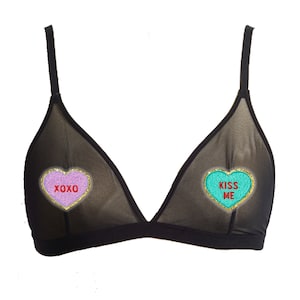 Anpassad Mixa och Matcha Patch Conversation Hearts Pastie Mesh Bralette, Alla hjärtans dag-BH, Gåva till henne från pojkvännen, Genomskinlig hjärtformad BH
