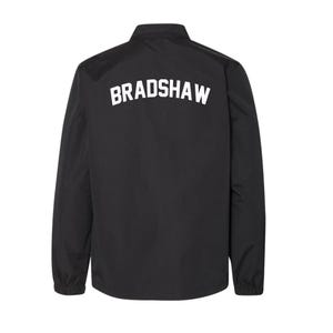 Chaqueta cortavientos unisex extragrande personalizada de Coach. Chaqueta de nailon con botones y manga larga en varios colores. Personaliza tu propia chaqueta deportiva.