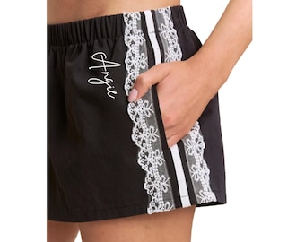 Cortavientos personalizado, shorts con franja lateral y encaje, shorts casuales de nailon con nombre personalizado, ribete de encaje para equipos de porristas, baile y deportes, logotipo de empresa