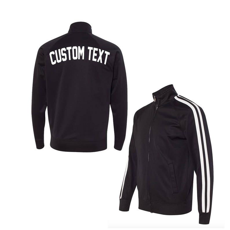 Puede incluir: Chaqueta negra con cremallera y rayas blancas en las mangas. La parte posterior de la chaqueta tiene "CUSTOM TEXT" impreso en blanco.