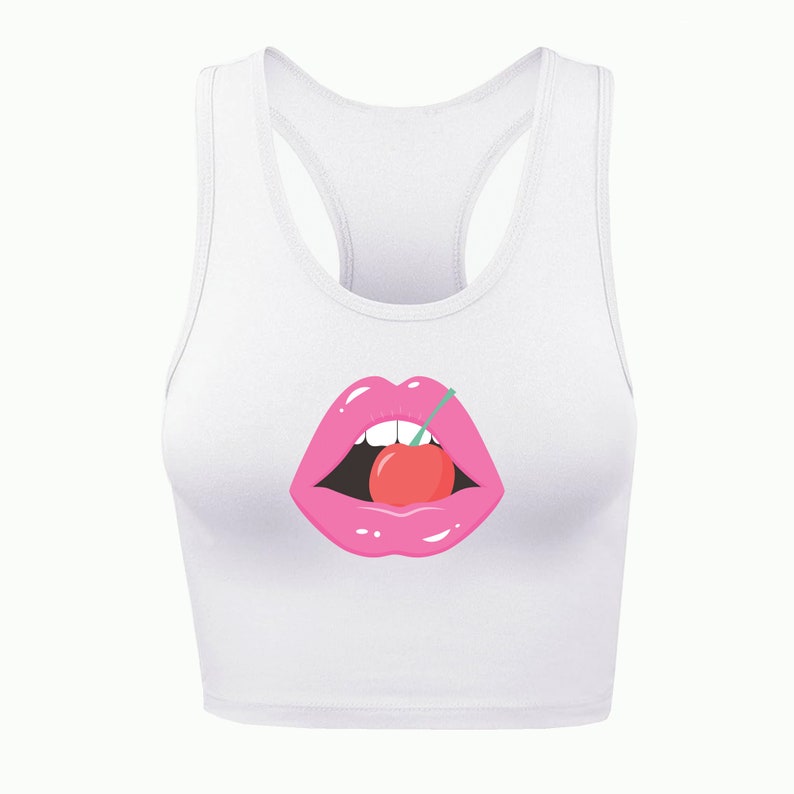 Puede incluir: Top deportivo blanco con tirantes y un gr&aacute;fico de labios rosas mordiendo una cereza roja.