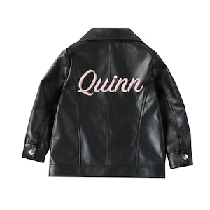 Veste en similicuir personnalisée pour enfants, veste de moto noire pour fille fleurie, cadeau d'anniversaire, cuir unisexe pour tout-petit à broderie de texte personnalisé